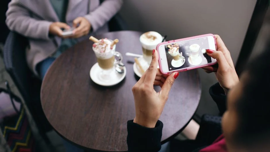 Gros plan sur une page de carnet avec "Social Media Marketing" écrit à la main.